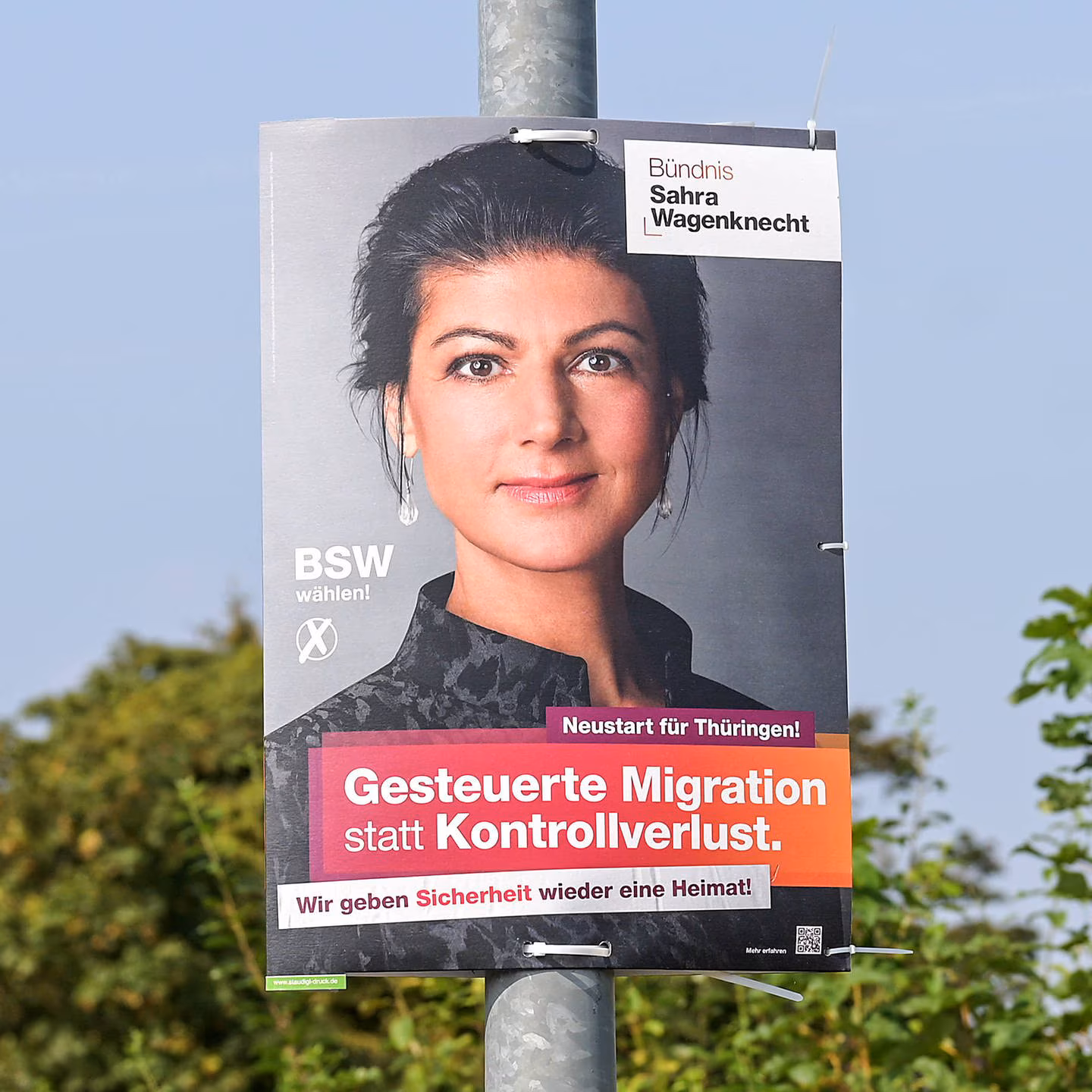 Wahlplakat des Bündnis Sahra Wagenknecht "Gesteuerte Migration statt KOntrollverlust."