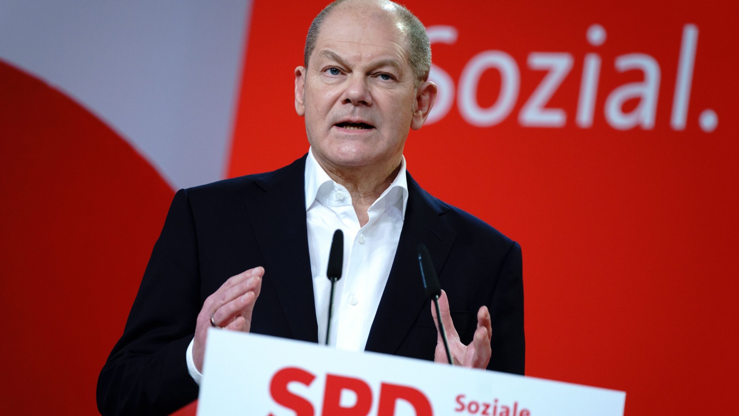 Olaf Scholz an einem Rednerpult