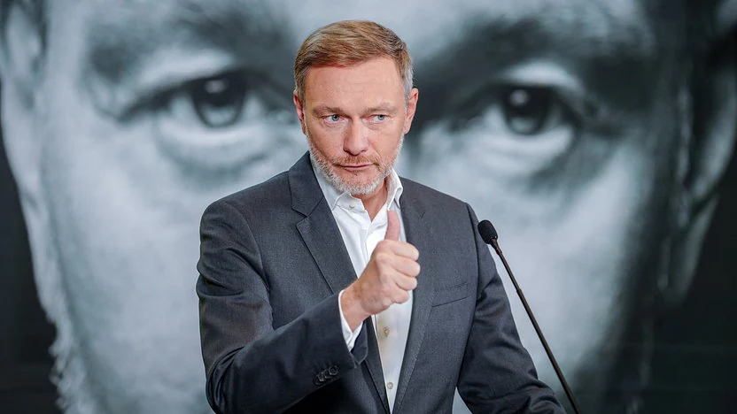 Christian Lindner an einem Redner Pult mir dem Daumen oben