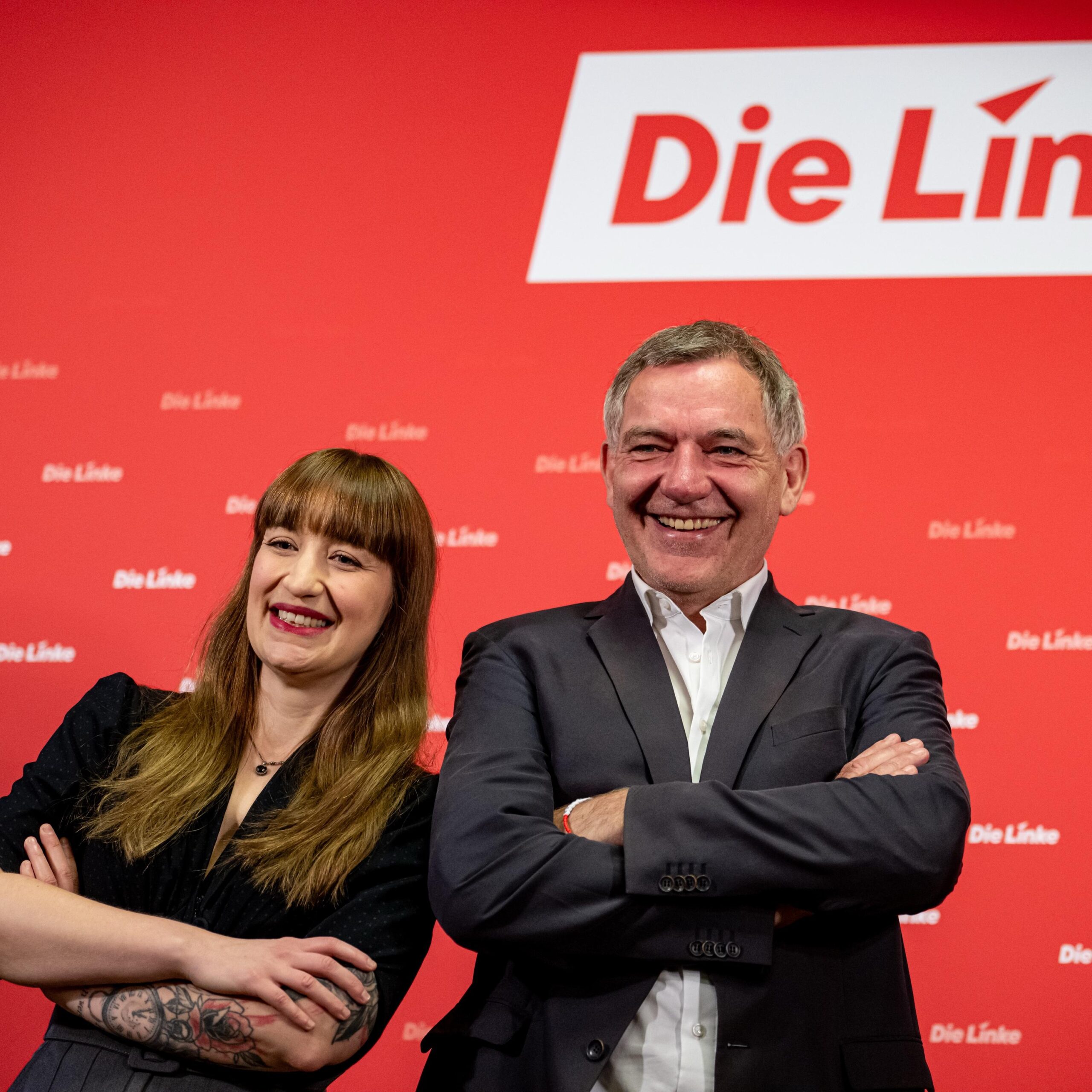 Bild von Heidi Reichinnek und Jan van Aken mit Verschenkten Armen beide Lachen